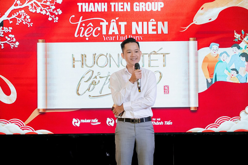 nguyen-huu-trung-chao-mung-tiec-tat-nien