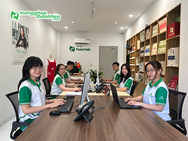 Nh&acirc;n vi&ecirc;n trao đổi th&ocirc;ng tin thiết kế v&agrave; y&ecirc;u cầu bao b&igrave;